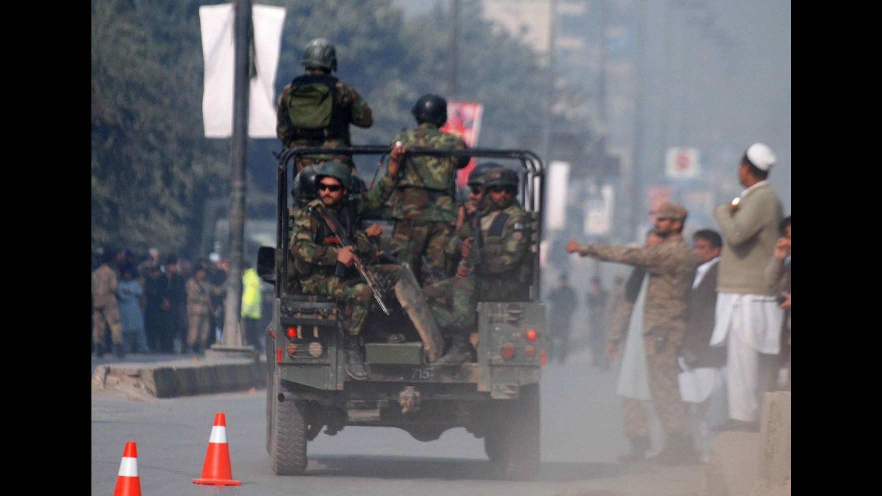 Pakistan, talebani attaccano una scuola pubblicaStrage di bambini: almeno 126 morti