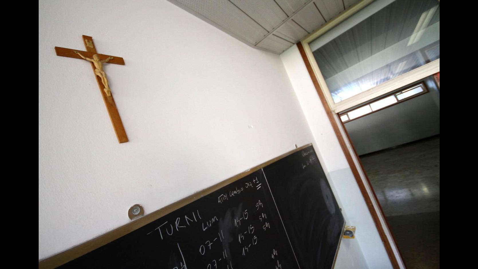 Trieste, sanzionato il docente che tolse il crocifisso dall’aula