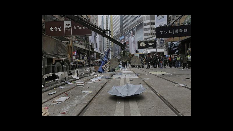 Hong Kong, rimosse ultime barricate su Causeway Bay: 17 arresti