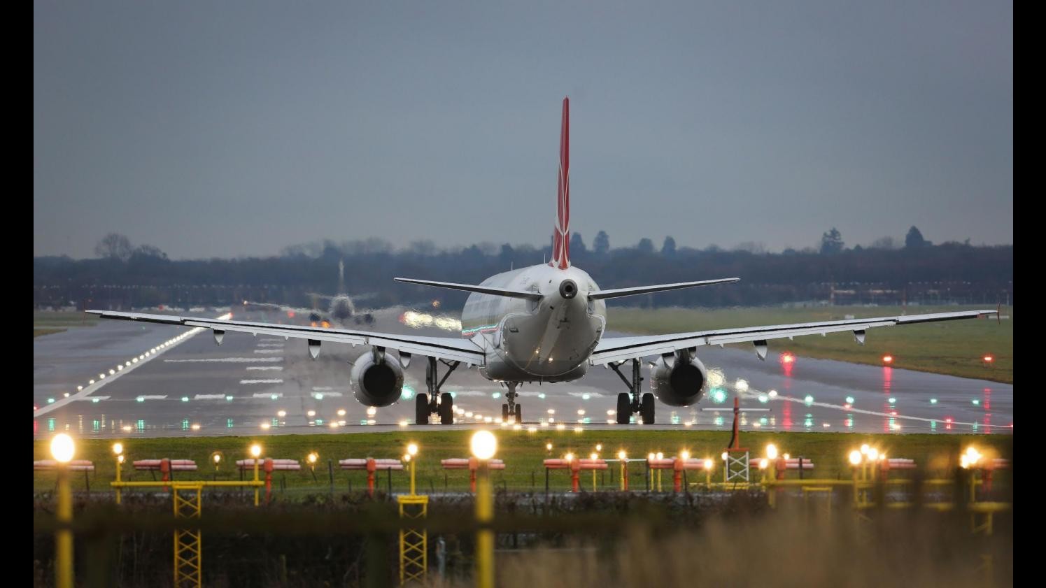 Regno Unito, traffico aereo verso normalità ma 38 voli cancellati