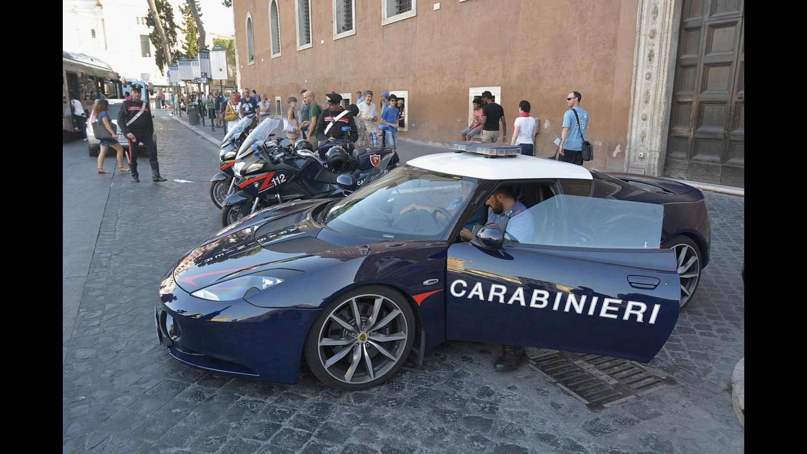 Roma, armato davanti a supermermercato: arrestato 56enne