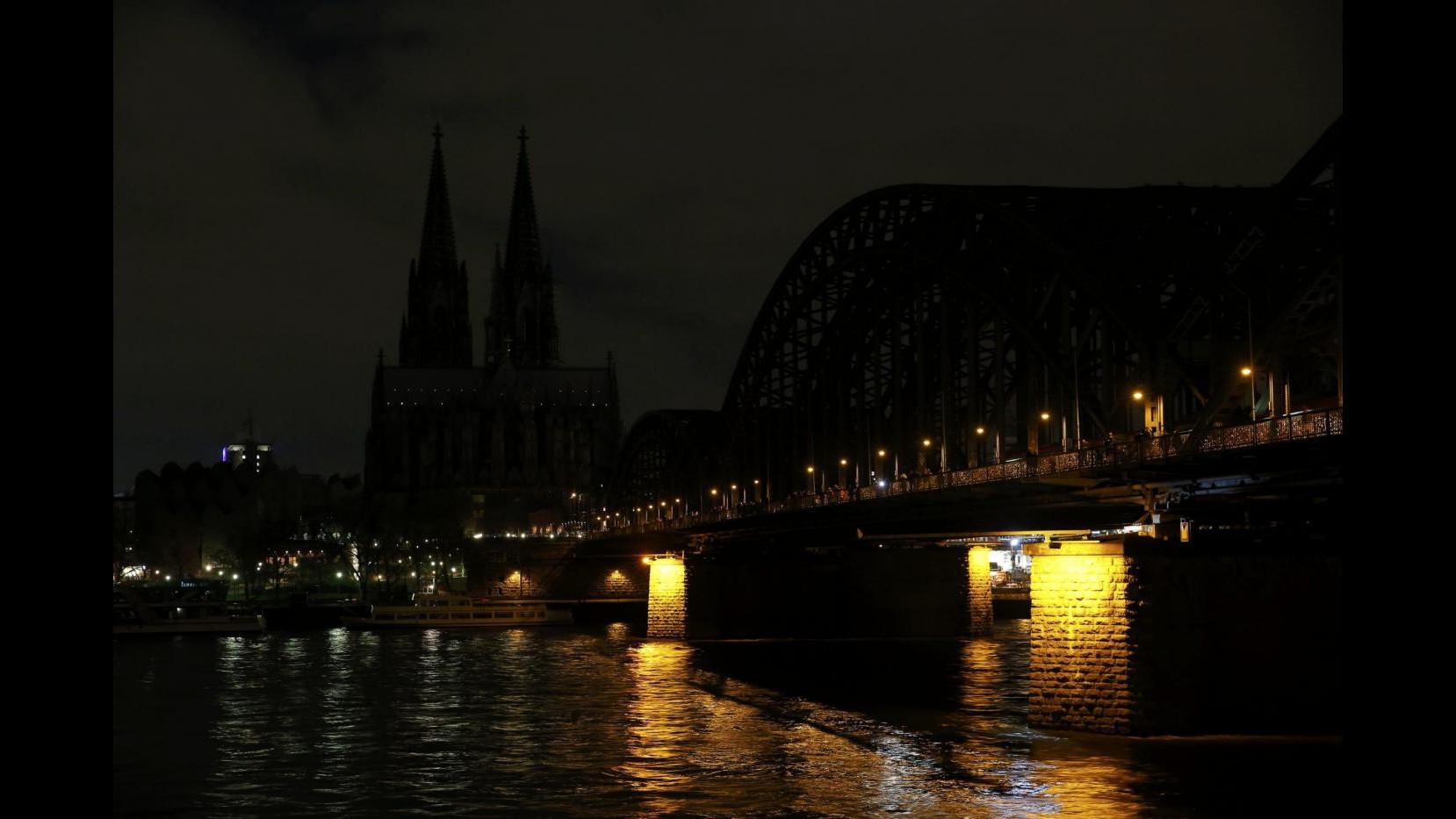 Germania, luci spente contro Pegida a Duomo Colonia e Porta Brandeburgo