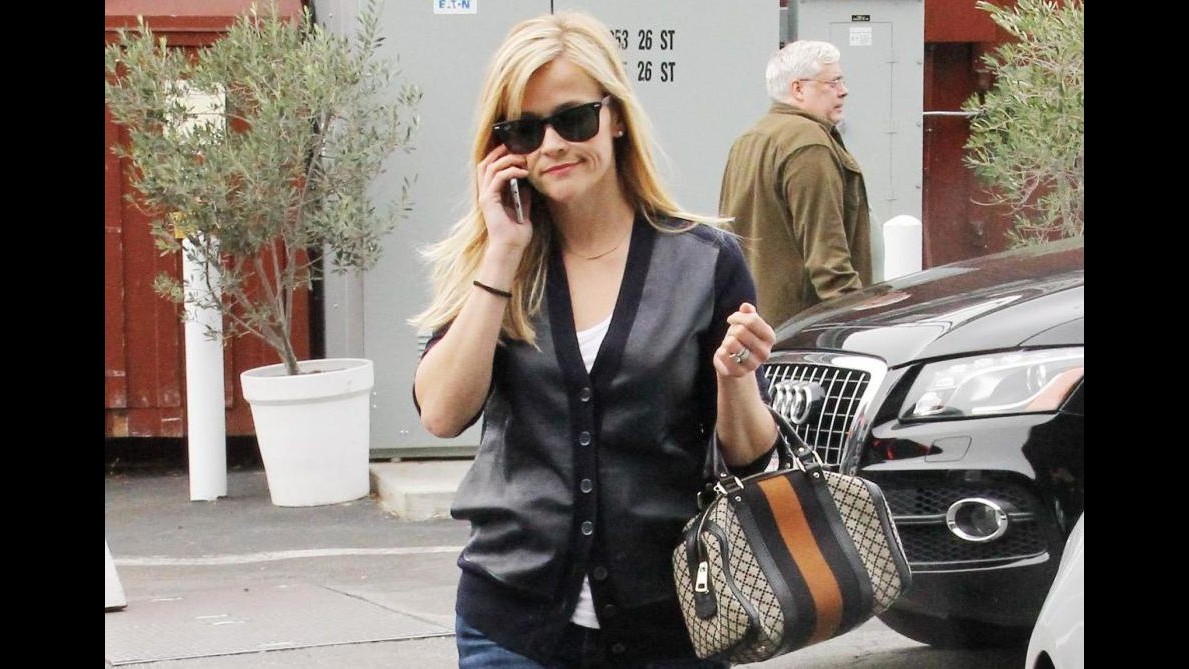 Reese Witherspoon firma autografi al suo ritorno a casa a Los Angeles