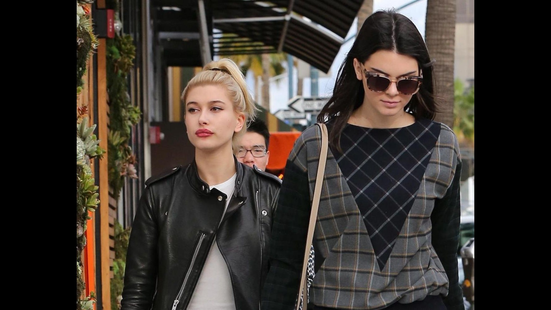Kendall Jenner torna a casa, ma dopo eccessi di Capodanno arriva l’acne