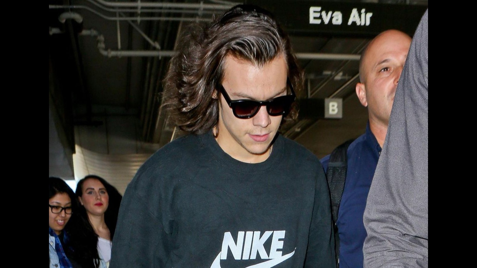 Fan impazzite all’aeroporto di Los Angeles per Harry Styles