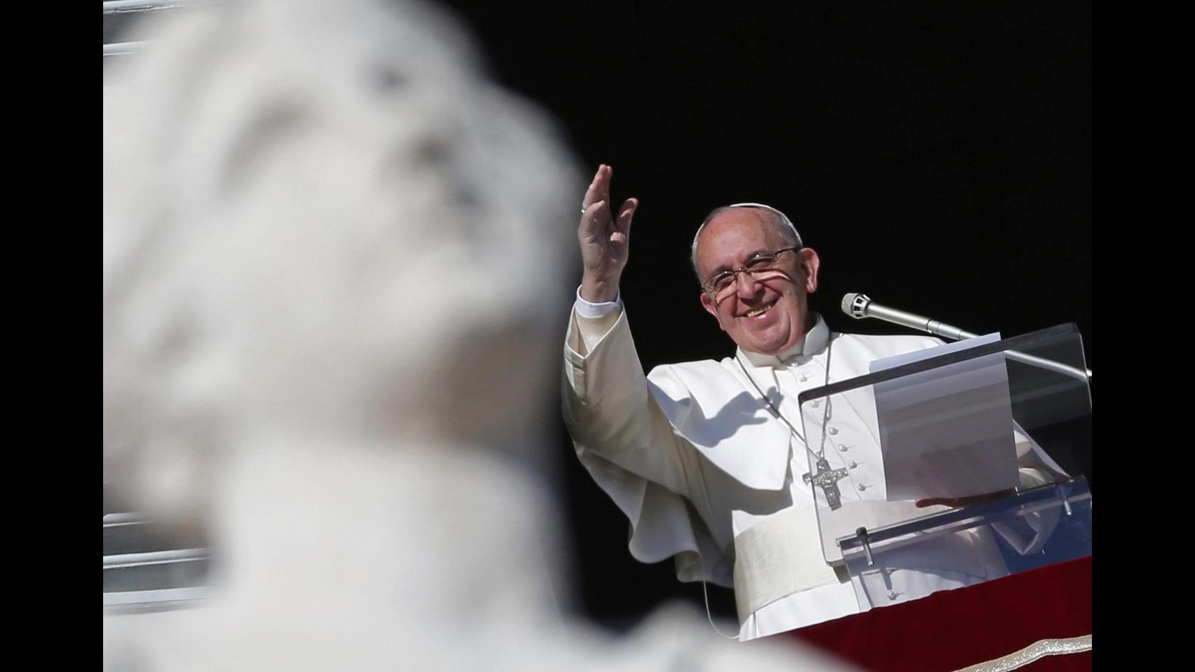 Papa: Uomini parlano di luce ma preferiscono inganno del buio
