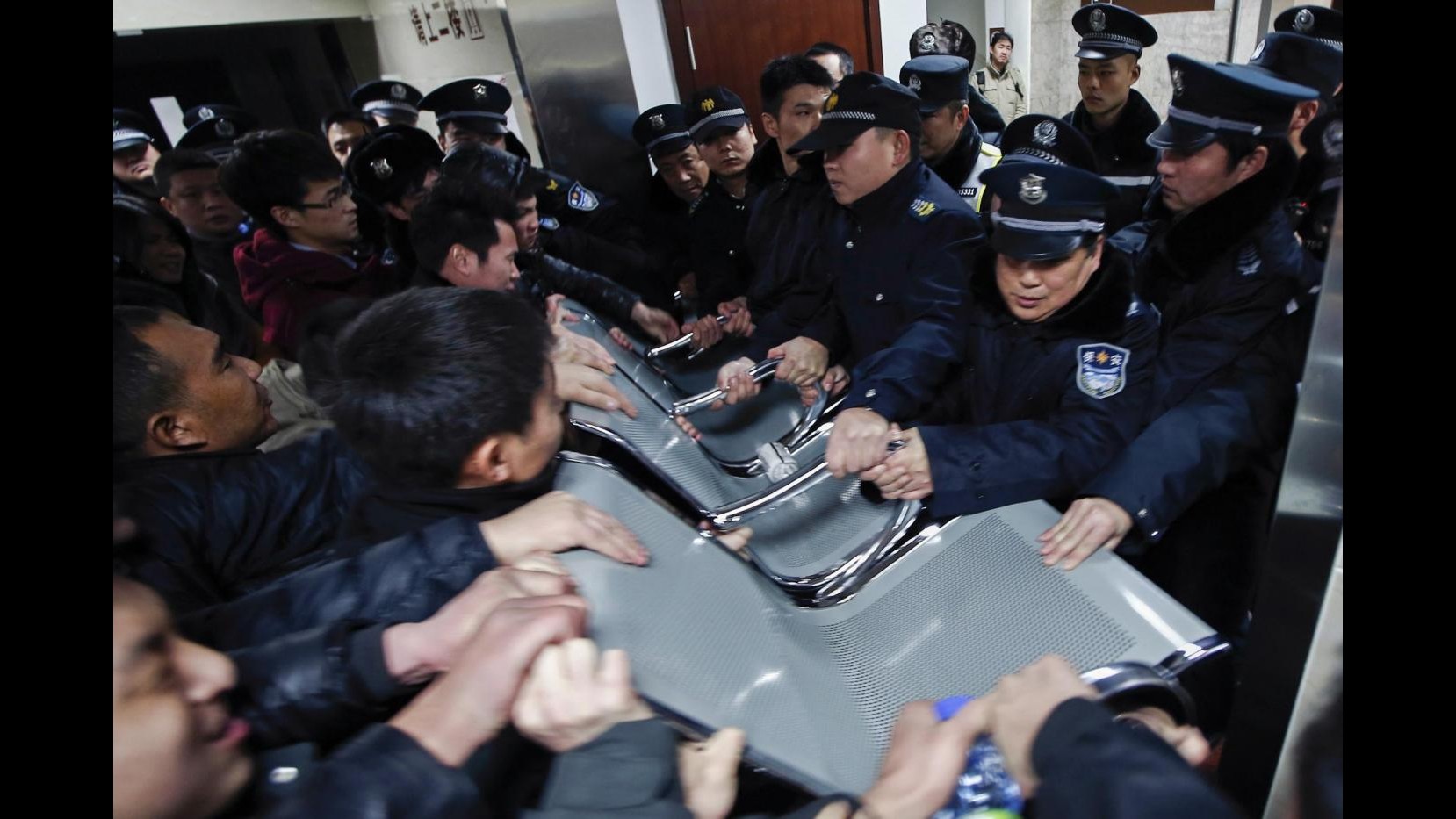 Cina, minacciano suicidio collettivo: 12 fermati dalla polizia