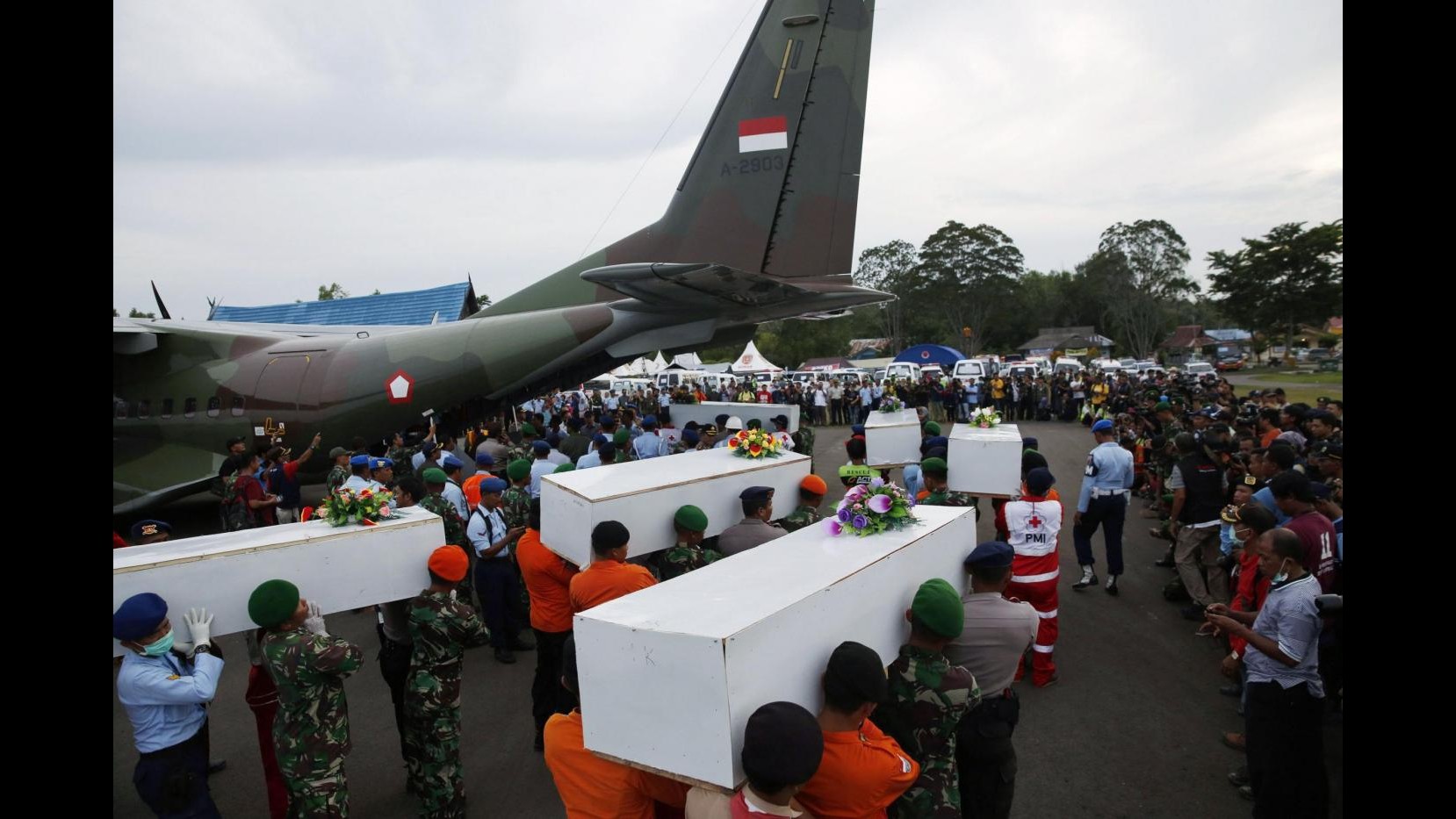 Volo AirAsia, trovati quattro grandi frammenti aereo