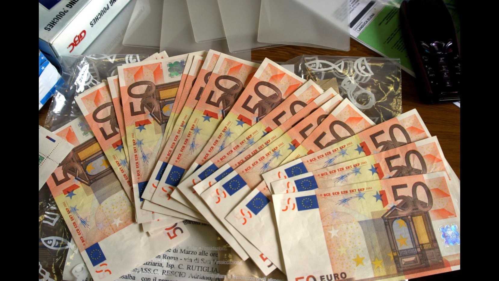 Bari, scambia banconote false con soldi veri: denunciato 61enne - LaPresse