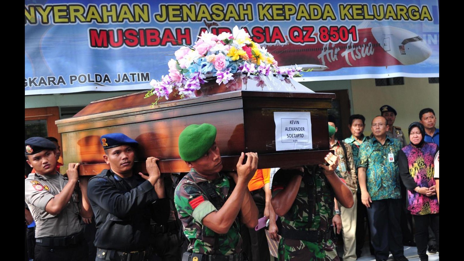 Volo AirAsia, altri 12 corpi portati a Surabaya per identificazione