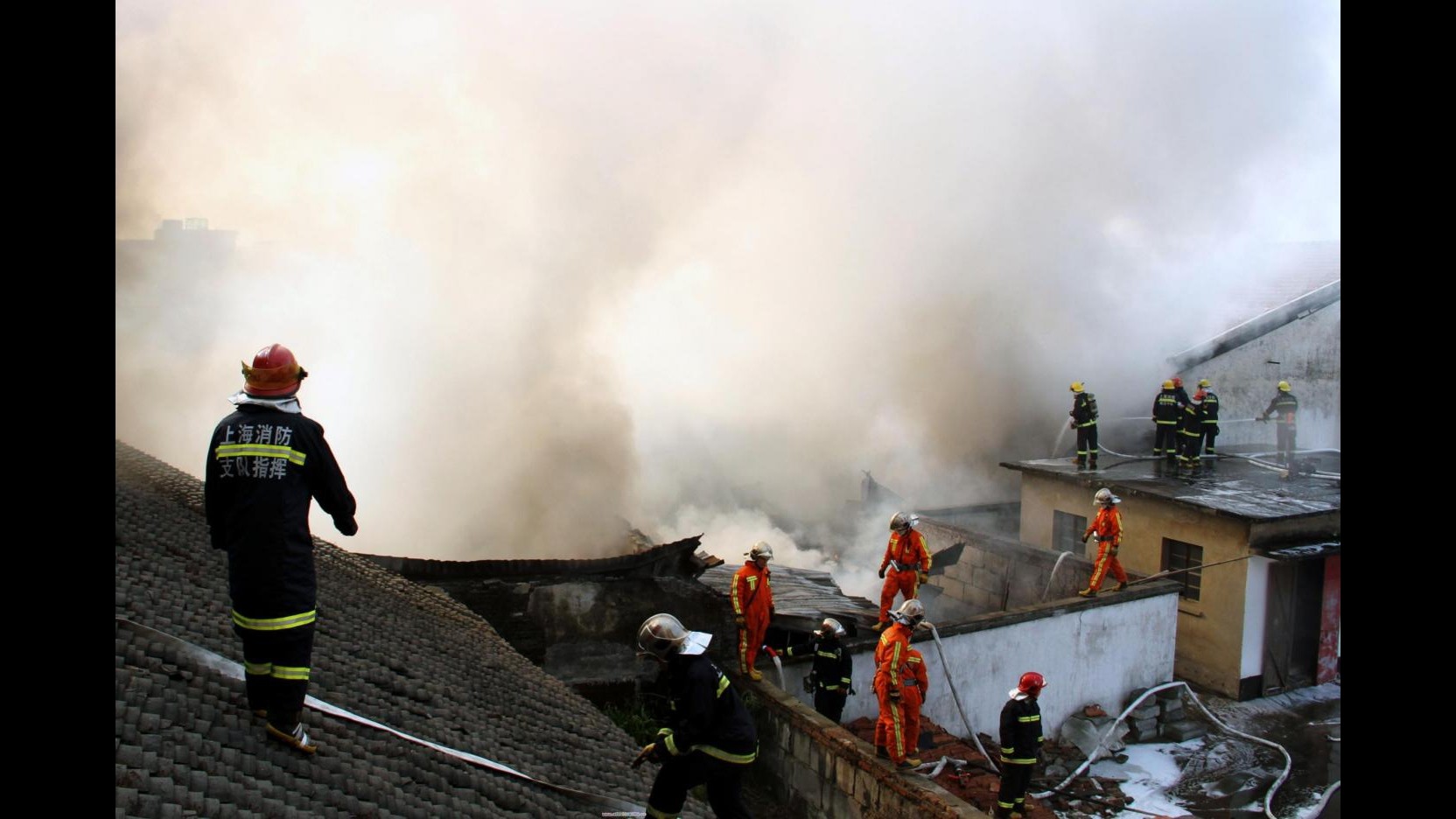 Cina, crolla deposito in fiamme nel nordest: intrappolati vigili fuoco