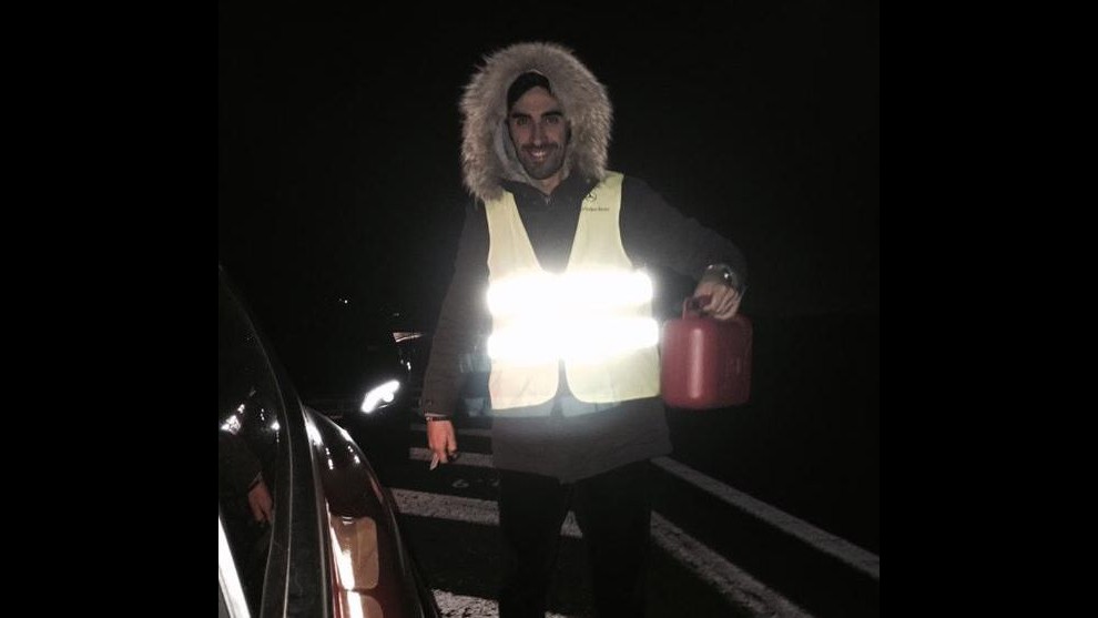 Pellegrini finisce la benzina in autostrada. Magnini la soccorre