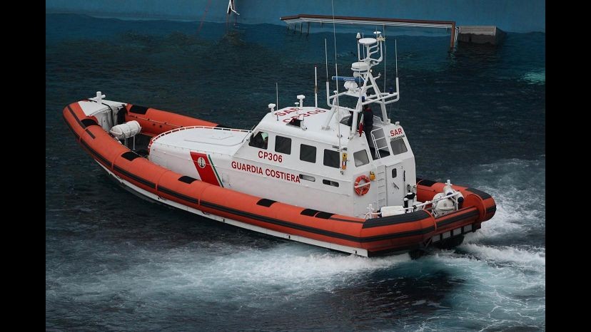 Nave cargo alla deriva verso la Puglia: 450 migranti a bordo