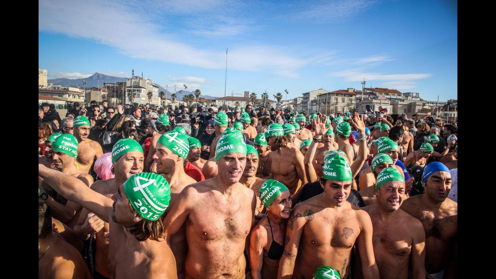 Viareggio, tutti in costume da bagno per un tuffo invernale