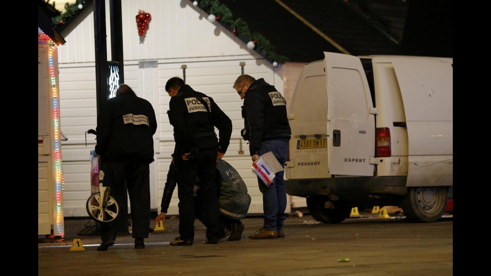 Francia, uccide tre persone e si suicida: forse dramma passionale