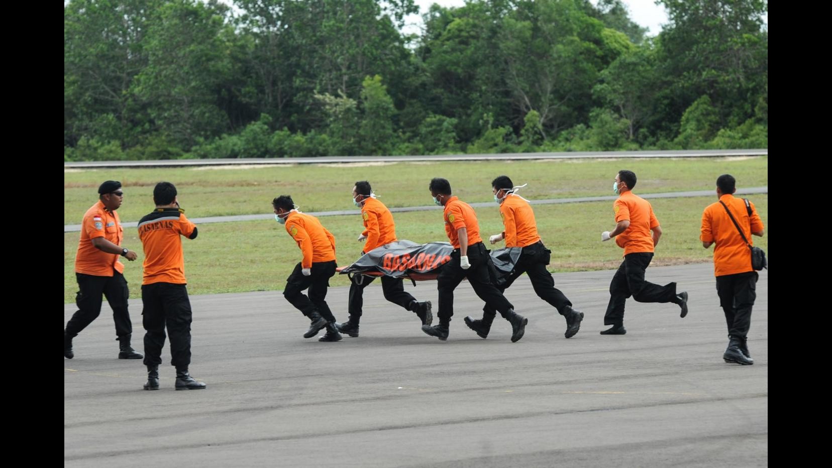 Volo AirAsia, funzionario smentisce: Vittima non indossava giubbotto
