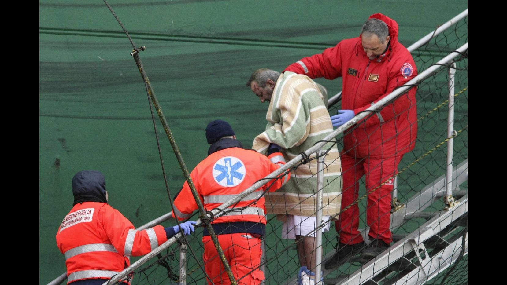 Incendio traghetto, terminato trasbordo naufraghi su nave San Giorgio