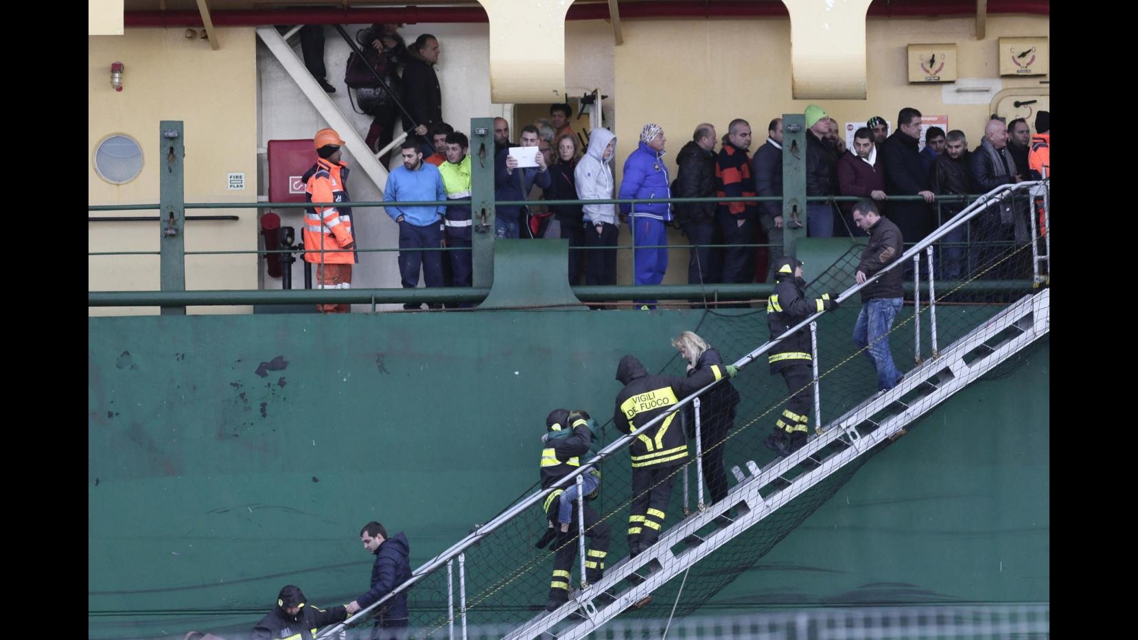 Incendio traghetto, morto secondo marinaio albanese colpito da cavo