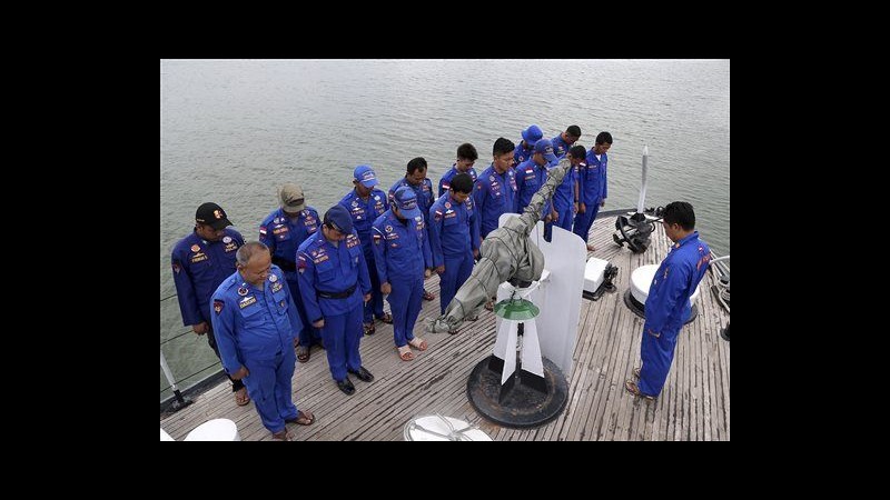 Volo AirAsia, soccorritori: Trovata porta di emergenza aereo