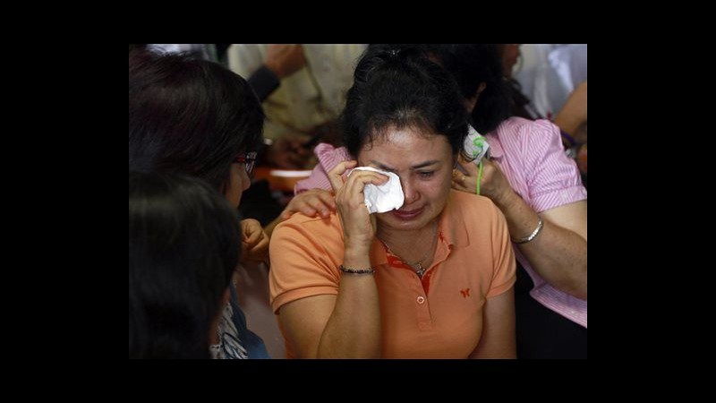 Volo AirAsia, disperazione dei parenti in aeroporto Surabaya