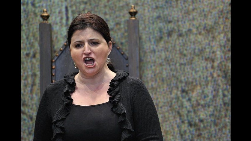 Traghetto incendiato, la soprano superstite: Picchiavano anche i bimbi