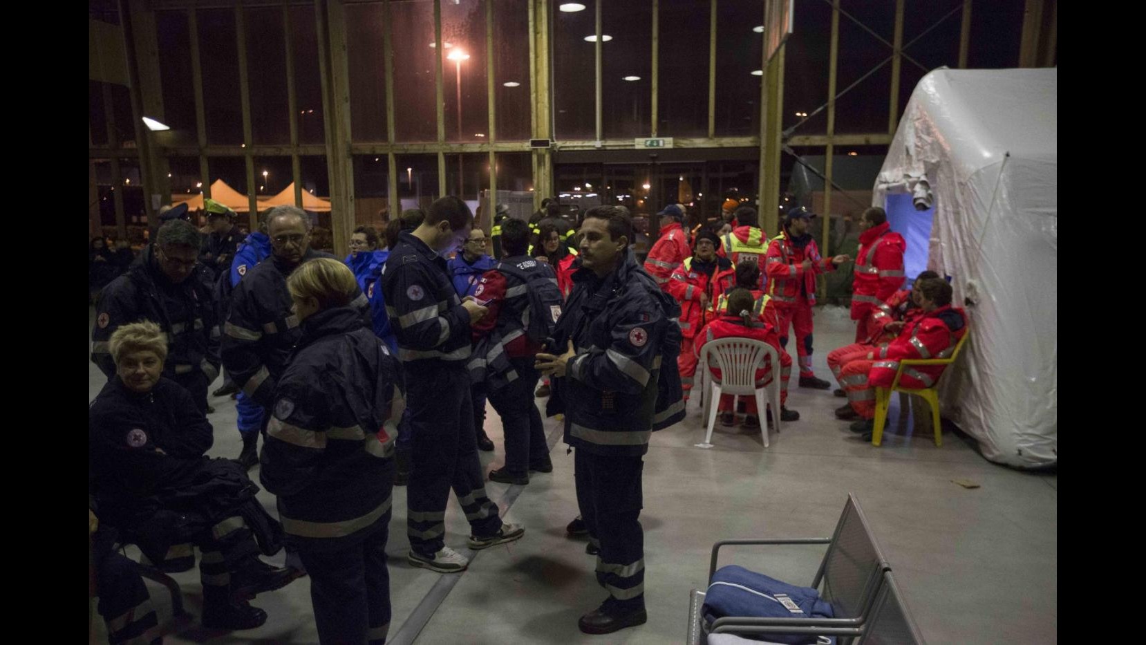 Grecia, incendio traghetto: salvate 351 persone, 127 ancora a bordo