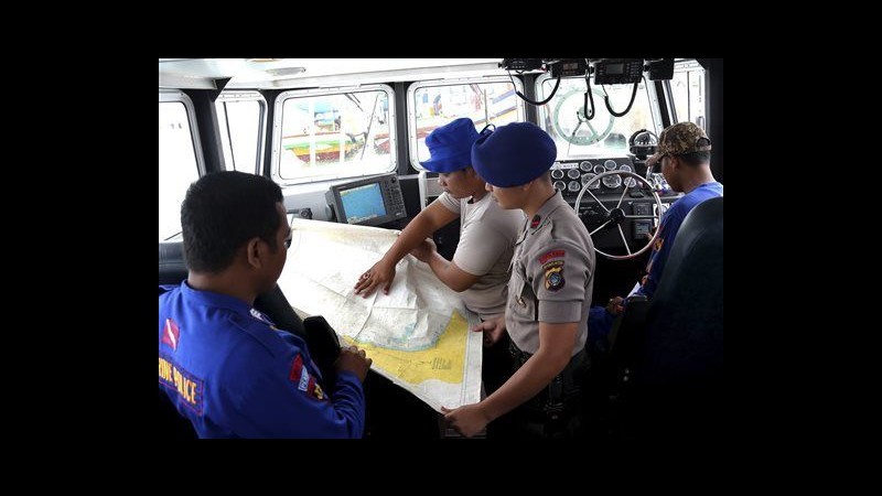 Volo scomparso fra Indonesia e Singapore con 162 a bordo. Aereo australiano individua oggetti a mare