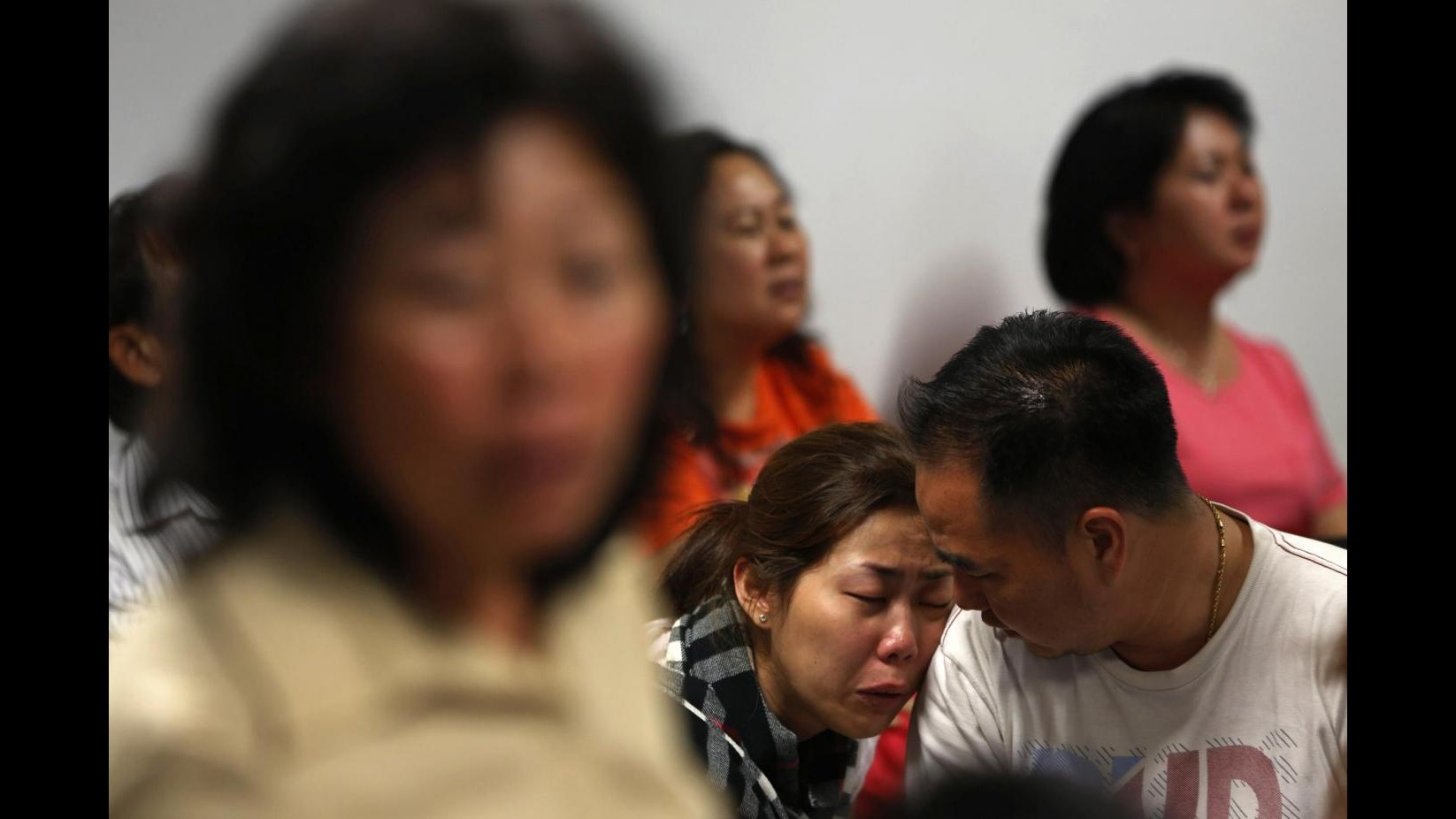 Volo AirAsia, familiari di passeggeri arrivano ad aeroporto Singapore