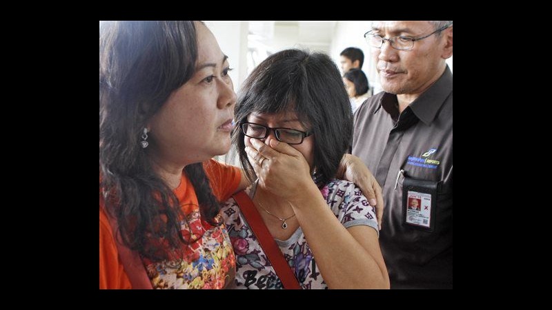 Volo AirAsia, centro di crisi in aeroporto: disperazione tra familiari
