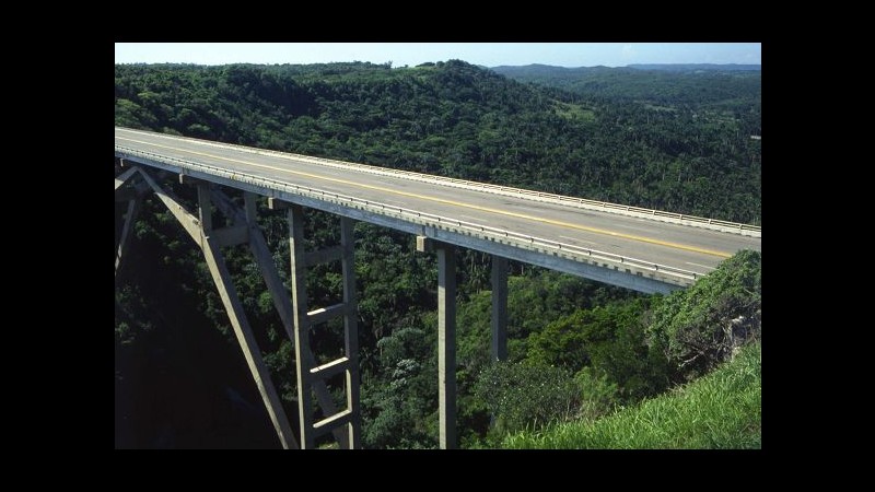 Enna, auto precipita da viadotto su autostrada A19