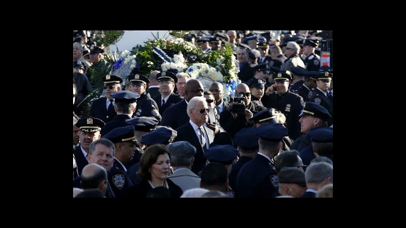 Usa, funerale agente ucciso a NY: poliziotti voltano spalle a De Blasio