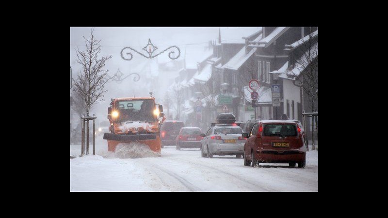 Maltempo, freddo e gelo in Europa: neve su Alpi, chiuso porto Calais