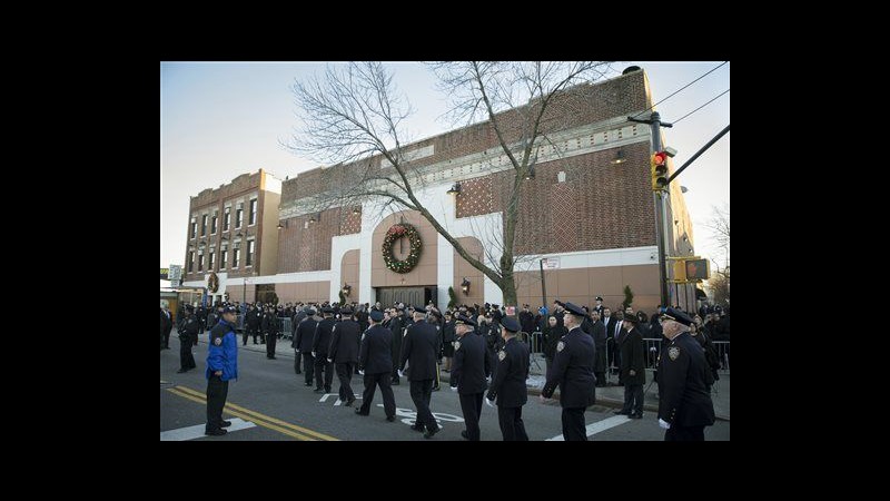 Usa, migliaia di agenti alla veglia funebre di poliziotto ucciso a NY