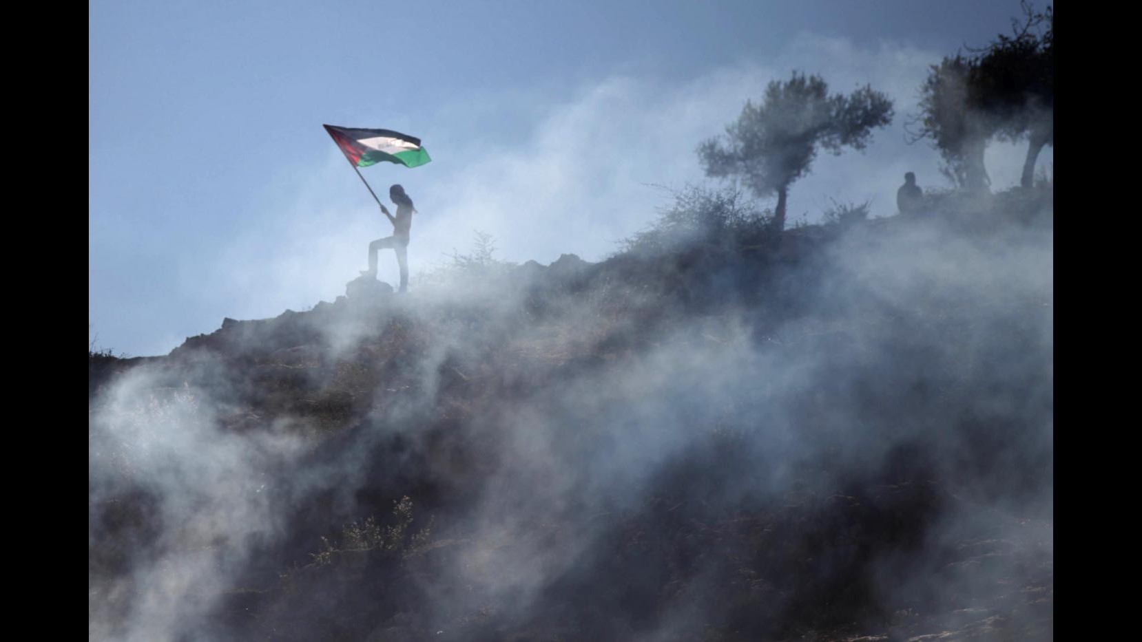 Medioriente, molotov contro auto: feriti padre e bimba israeliani