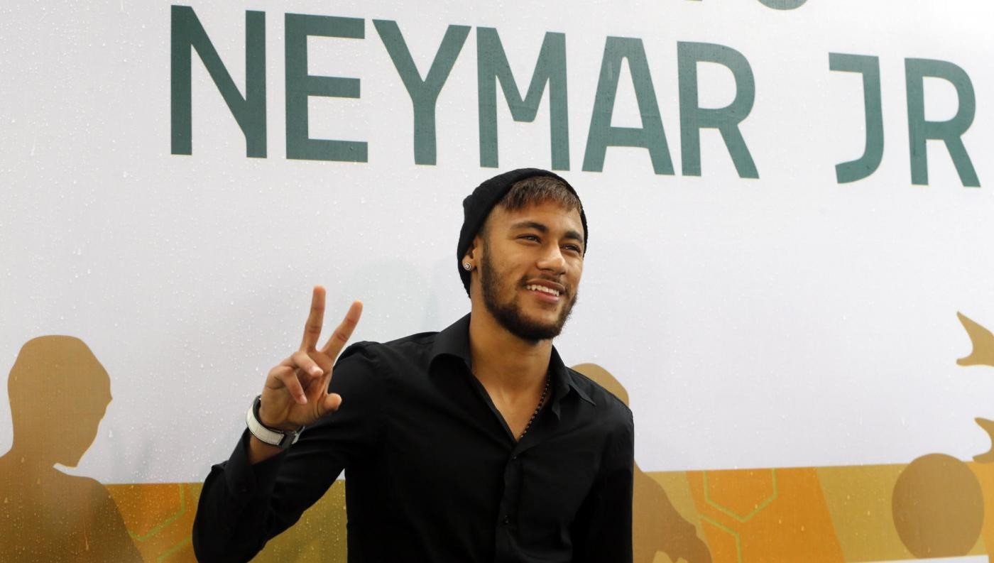 Calcio, agente Neymar: Barcellona vuole rinnovare fino al 2020