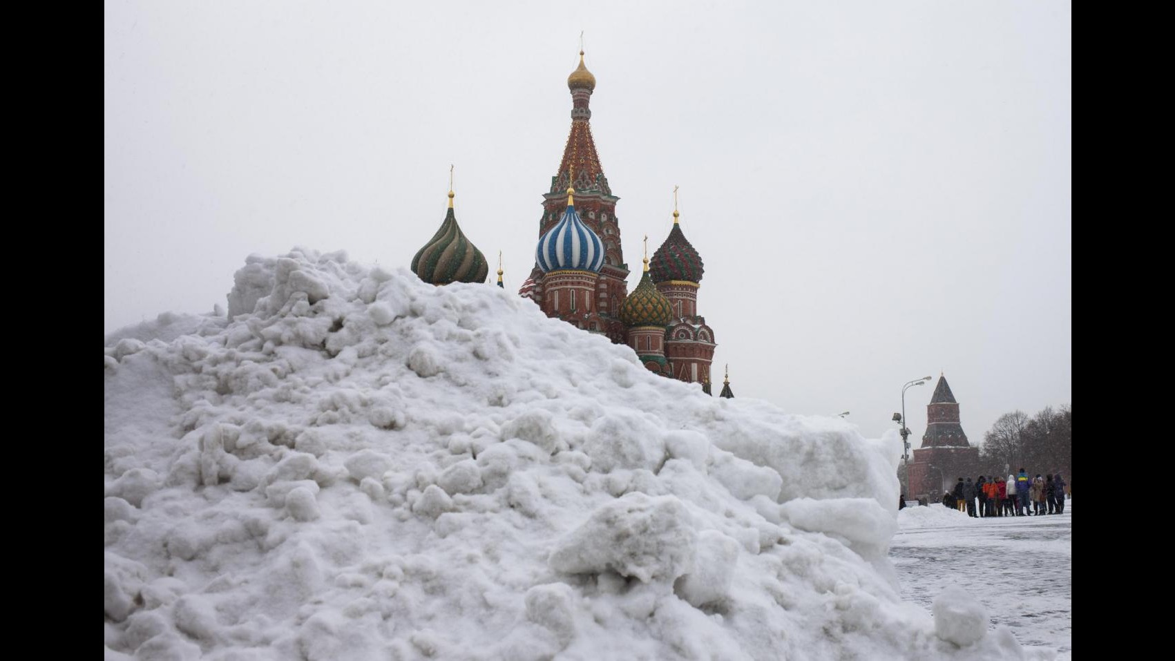 Russia, tempesta neve a Mosca: 150 voli in ritardo, traffico bloccato