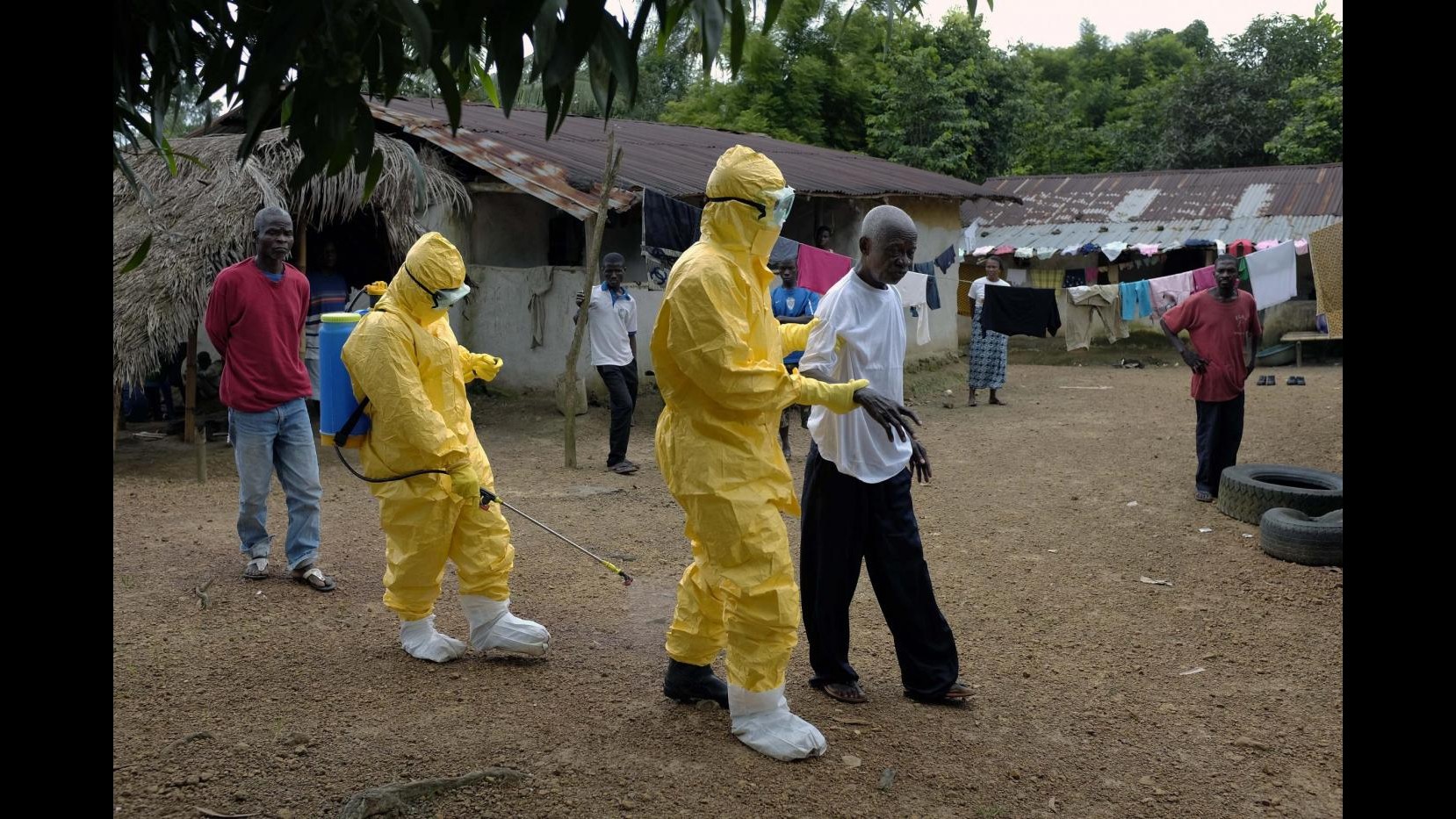 Ebola, Papa: Si assicurino assistenza e terapie necessarie