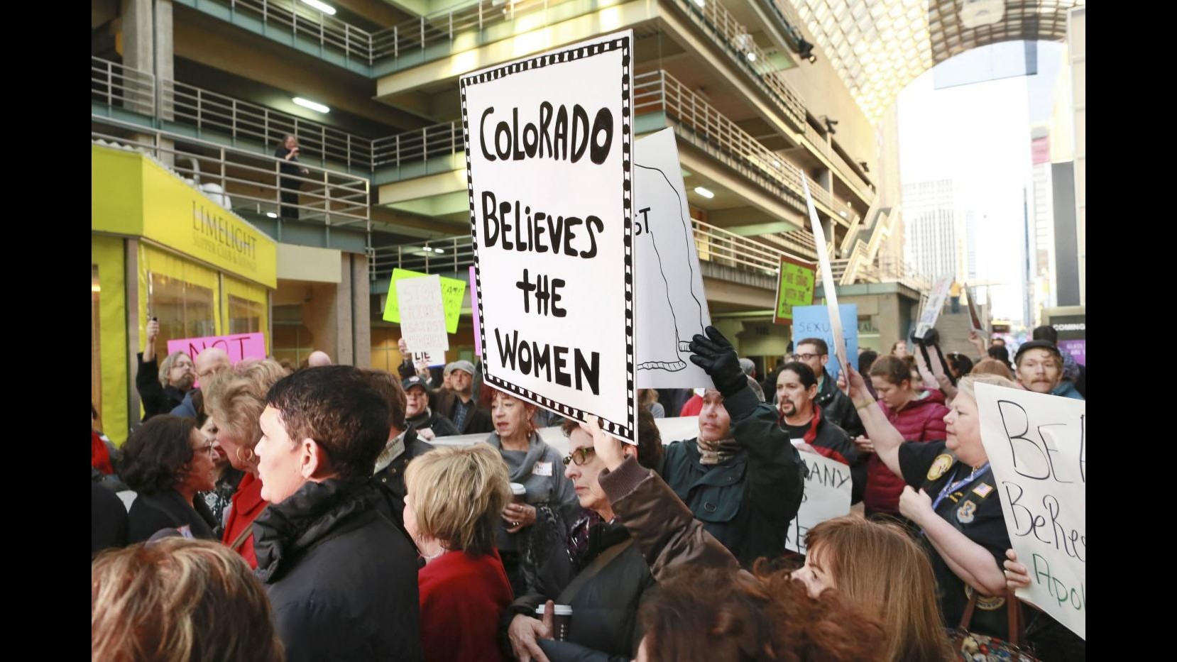 Show di Bill Cosby a Denver: protesta in strada contro di lui