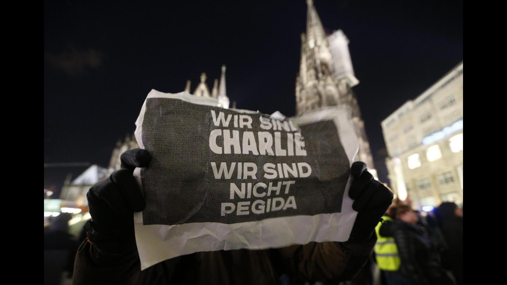 Germania, decine di migliaia a cortei contro Pegida in diverse città