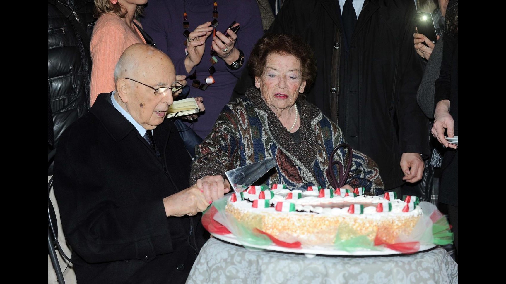 Rione Monti festeggia il ritorno a casa di Napolitano: brindisi e torta