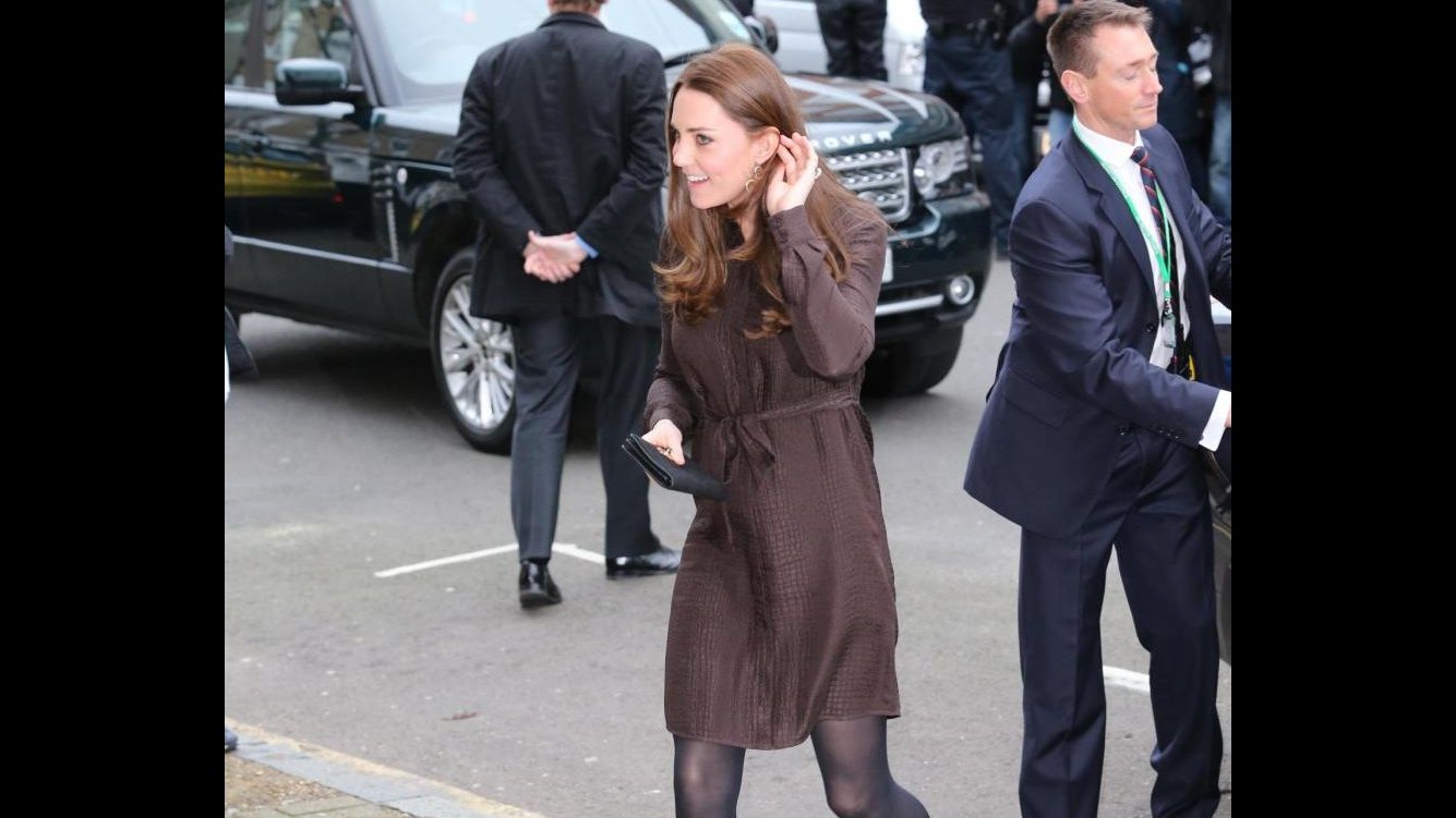 Kate Middleton visita centro adozioni. Rumors: Dopo secondo figlio basta