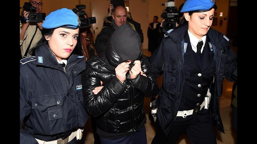 Milano, aggredì l’ex con l’acido: Levato accusata anche di tentativo di evirazione
