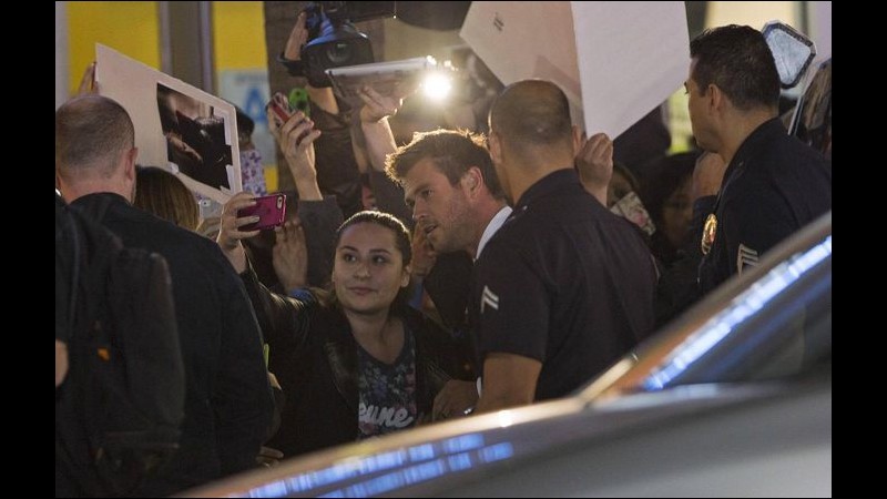 Chris Hemsworth assalito dai fan all’aeroporto di Los Angeles