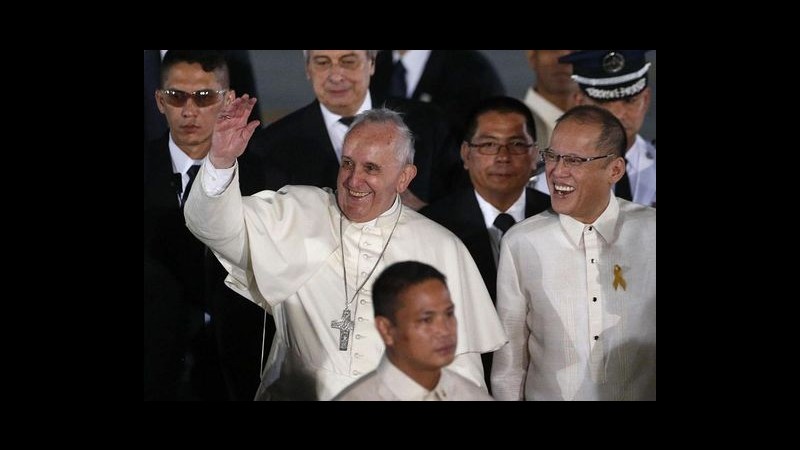 Migliaia di fedeli per il Papa alla cattedrale di Manila