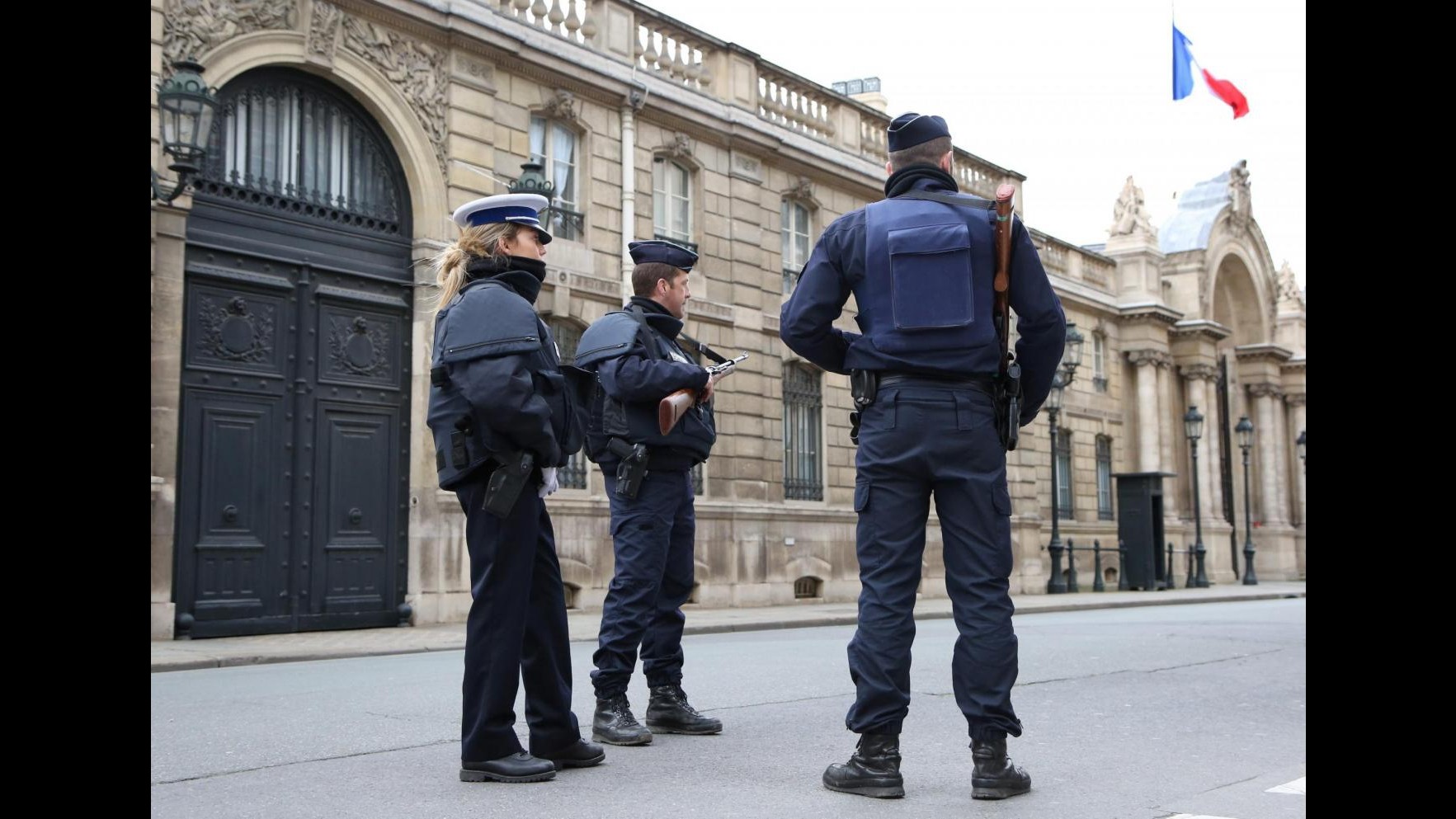 Francia, auto contro poliziotta davanti all’Eliseo: ferita