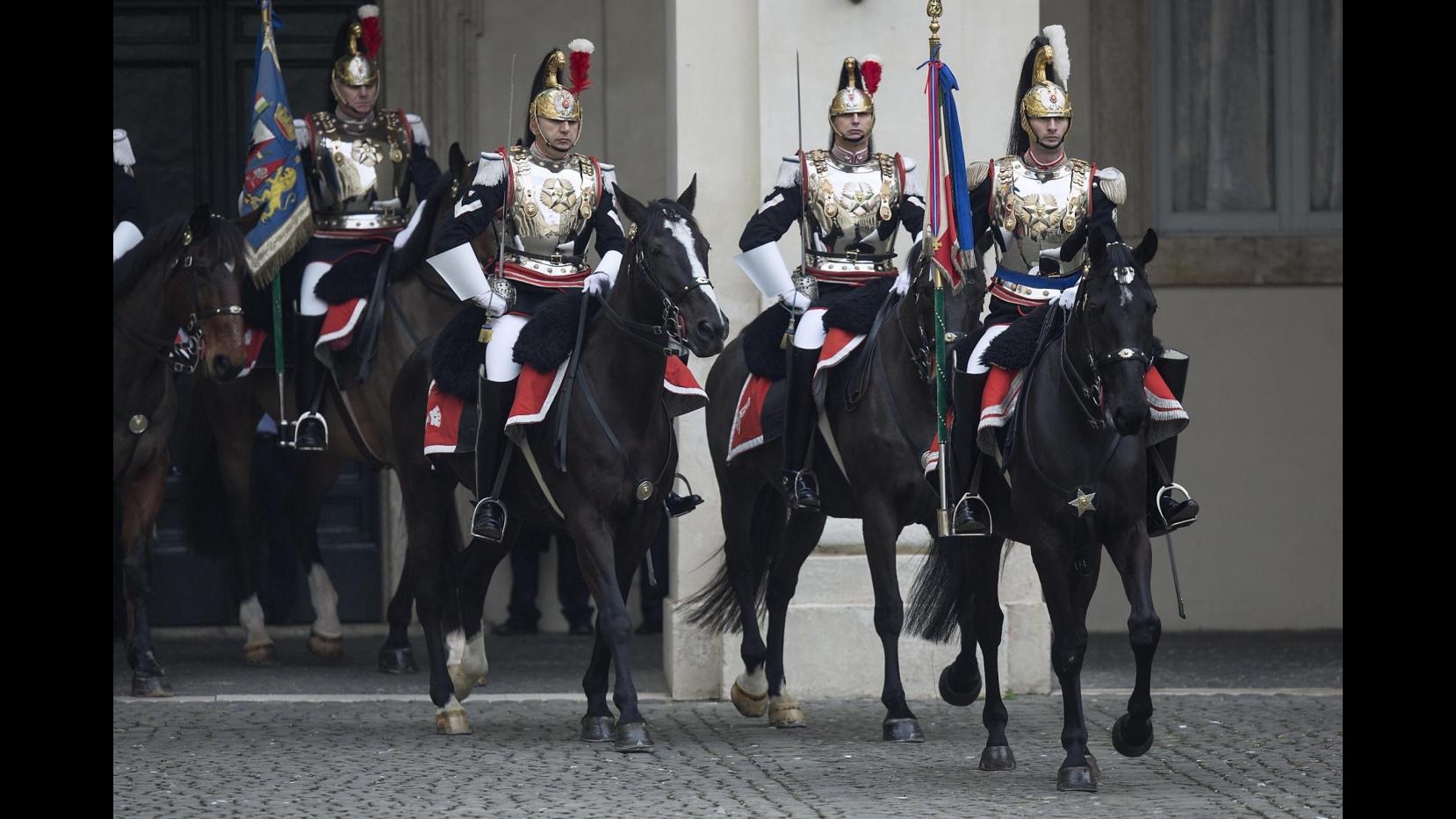 Quirinale, mazzo di 12 rose bianche recapitato a casa di Napolitano