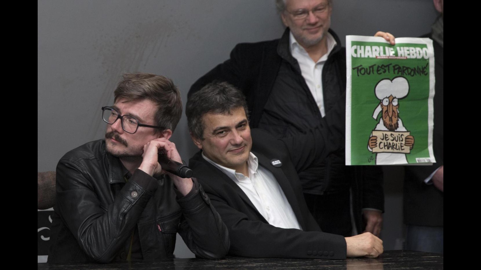 Charlie Hebdo, anche Schwarzenegger e Clooney si sono abbonati