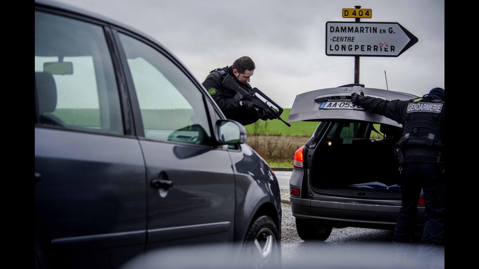 Charlie Hebdo, media: Armi usate da Kouachi acquistate a Bruxelles