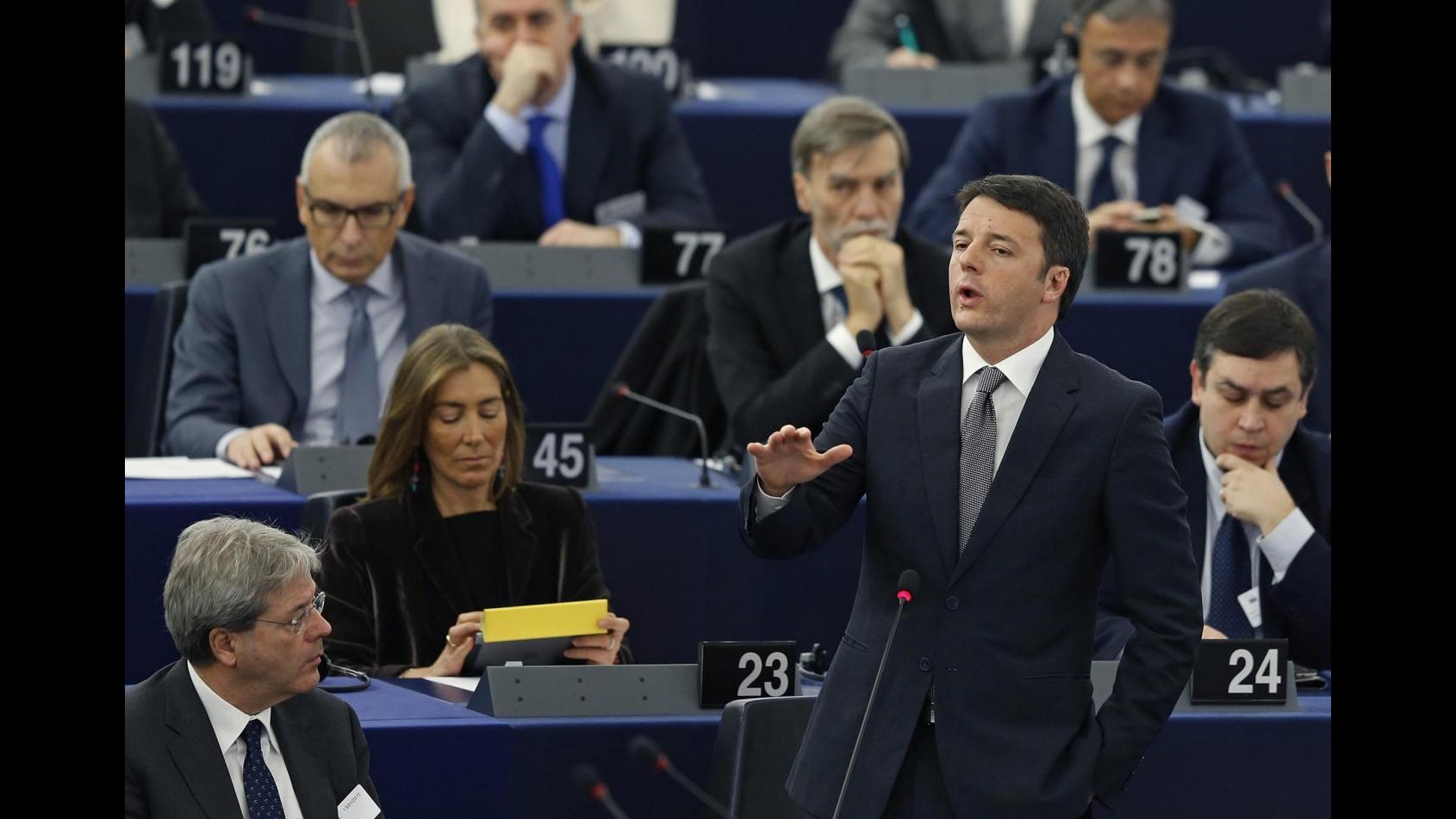 Ue, Renzi saluta Napolitano: applausi dal Parlamento di Strasburgo