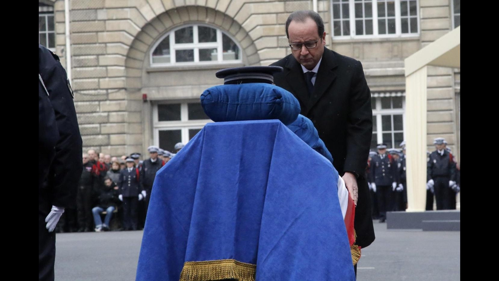 Charlie Hebdo, Hollande conferisce Legione d’onore a poliziotti uccisi. Funerali vittime a Gerusalemme